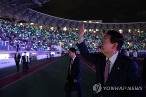 윤석열 대통령이 7일 오후 울산종합운동장에서 열린 제103회 전국체육대회 개회식에 참석, 인사하고 있다. 사진=연합뉴스