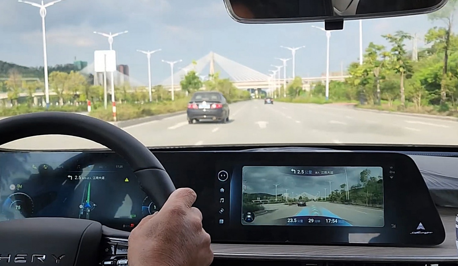 중국 체리자동차 ARRIZO 8 차량에 탑재된 팅크웨어 AR 내비게이션 솔루션.(사진=팅크웨어)