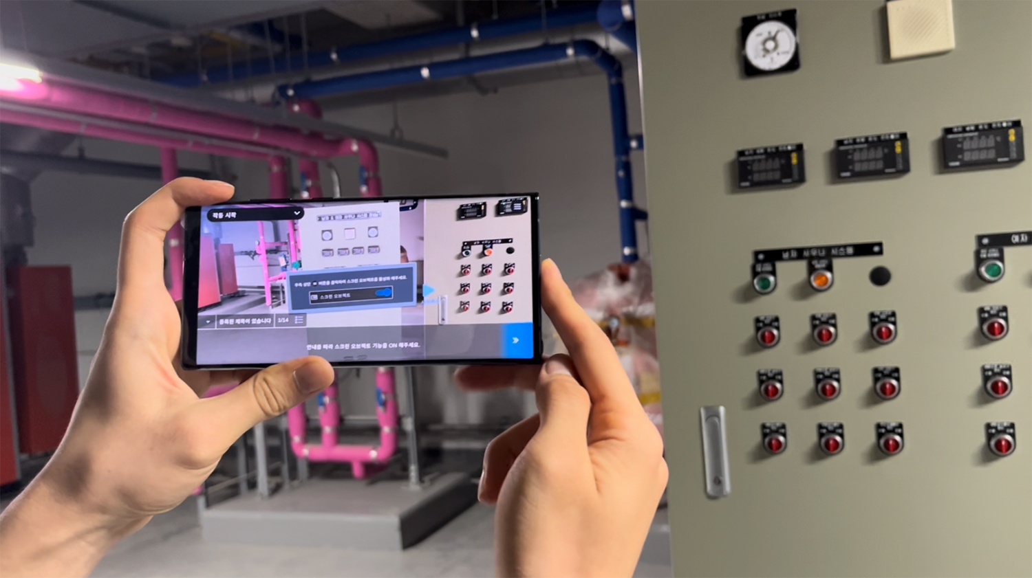 롯데건설 관계자가 증강 현실(AR) 기반 가상 가동 시스템을 시연하고 있다.(사진=롯데건설)