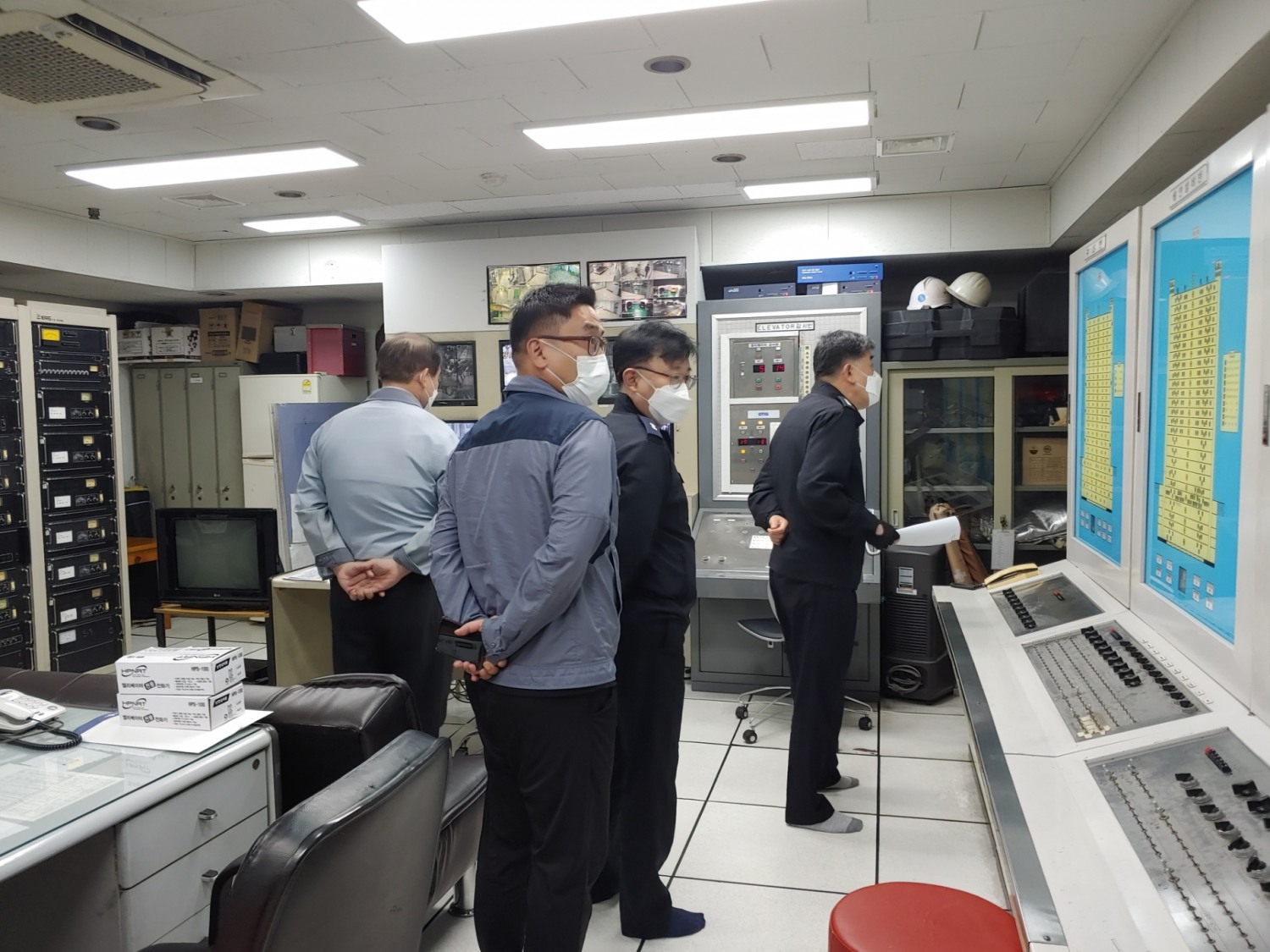 복합건축물 방재실 현장을 확인하고 있다.(사진제공=부산소방재난본부)