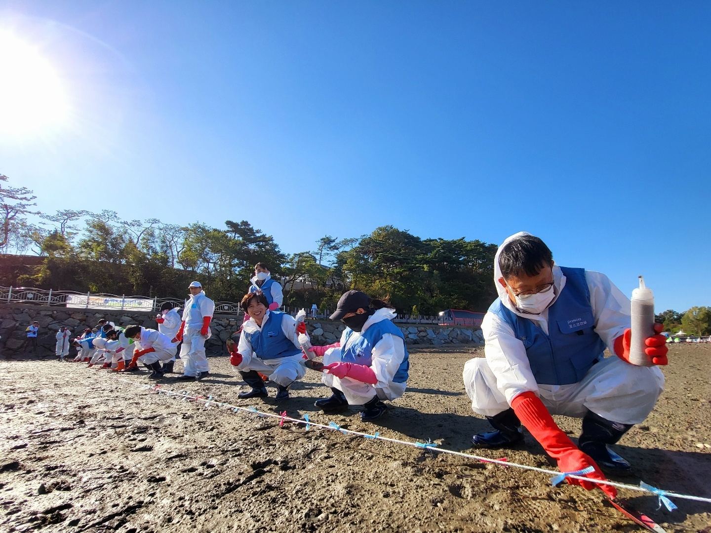 포스코건설이 해양경찰청과 함께 블루카본 보전 캠페인을 하고 있다.(사진=포스코건설)