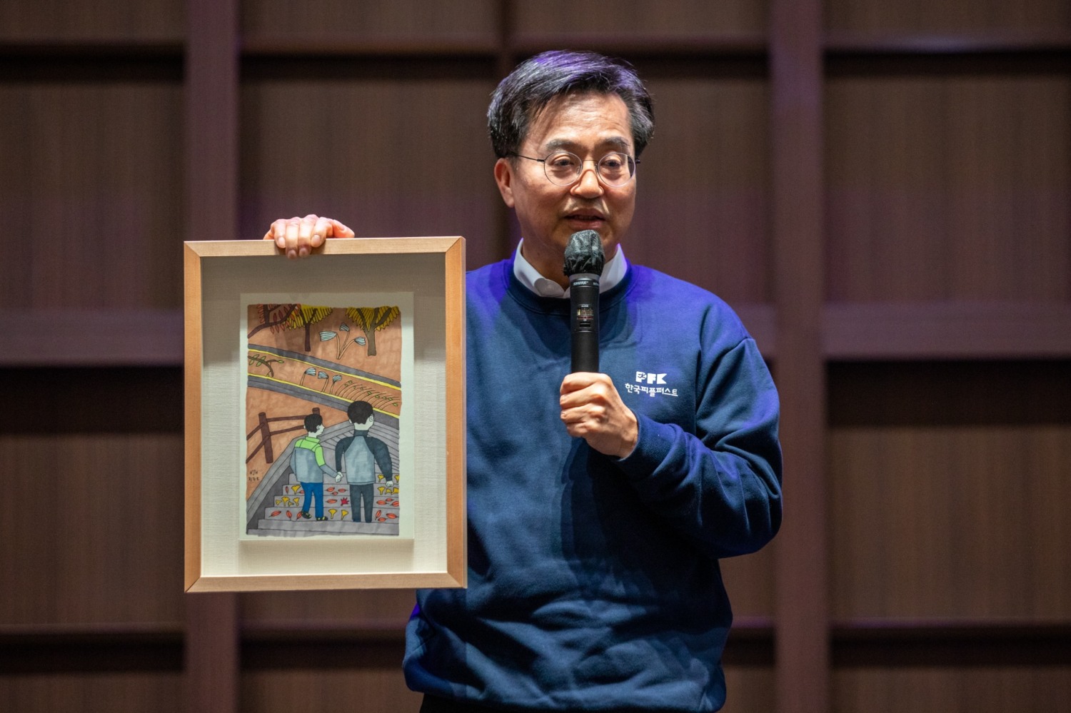 김동연 경기도지사가 발달장애인 황진호 작가로부터 구입한 아빠와 함께라는 작품을 소개하고 있다.