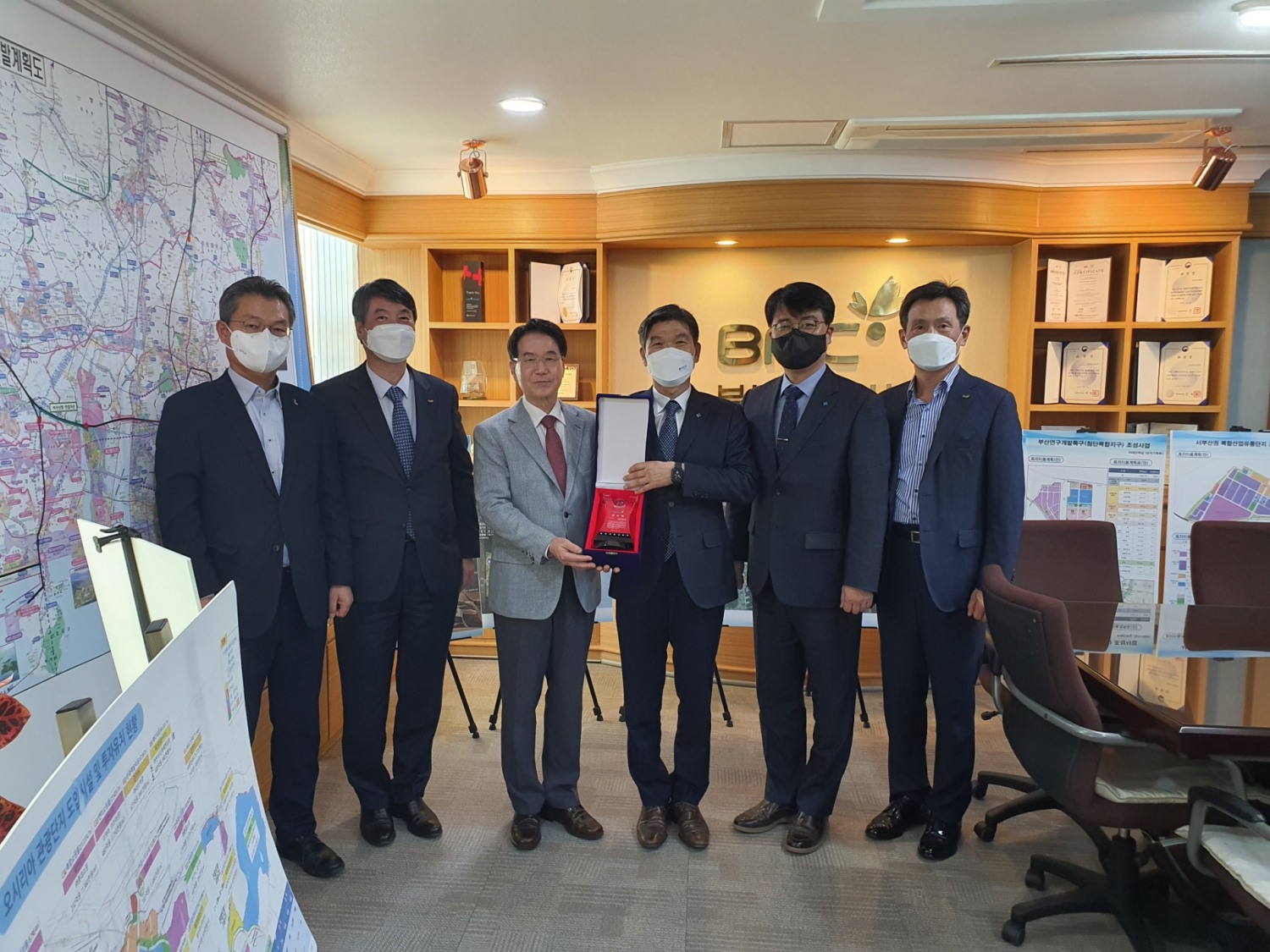 이용강 국토안전관리원 부원장(오른쪽에서 세 번째) 및 부산도시공사 김용학 사장(오른쪽에서 네 번째)과 관계자들이 감사패 수상 후 기념촬영을 하고 있다. (사진=국토안전관리원)