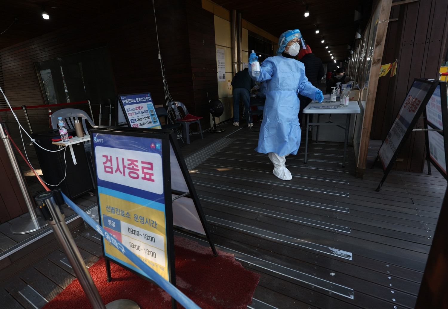 코로나19 신규 확진자가 2만4751명이 발생한 21일 오전 서울 송파구보건소에 마련된 선별검사소에서 의료진이 검사를 받으러 온 시민을 안내하고 있다.(사진=연합뉴스)