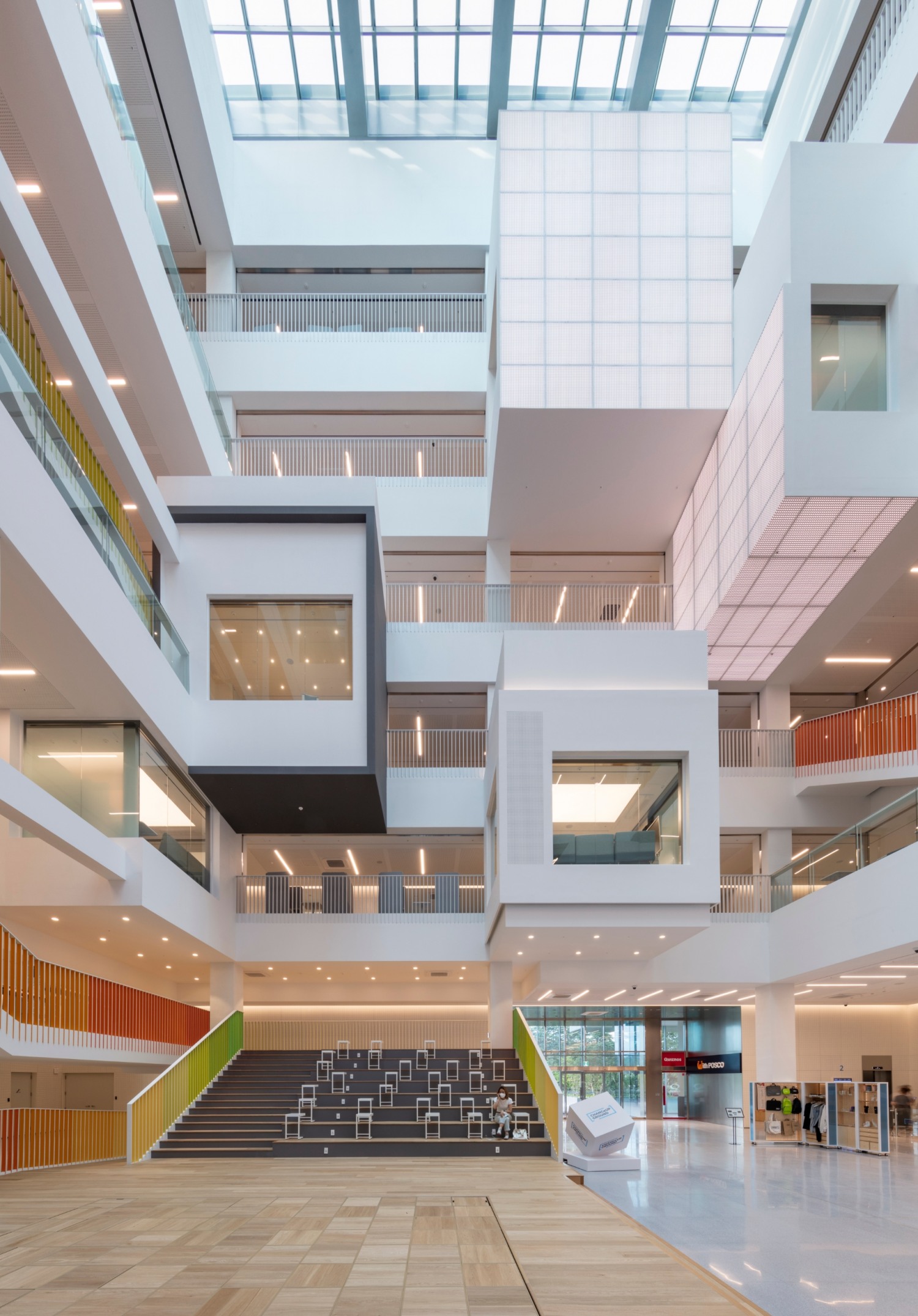 ‘체인지업 그라운드 포항’ 내부. 로비 층부터 최상층까지 뚫려있는 아트리움과 공중에 부양하듯이 설치된 상자 모양의 플로팅 큐브 회의실이 있다.(사진=포스코)