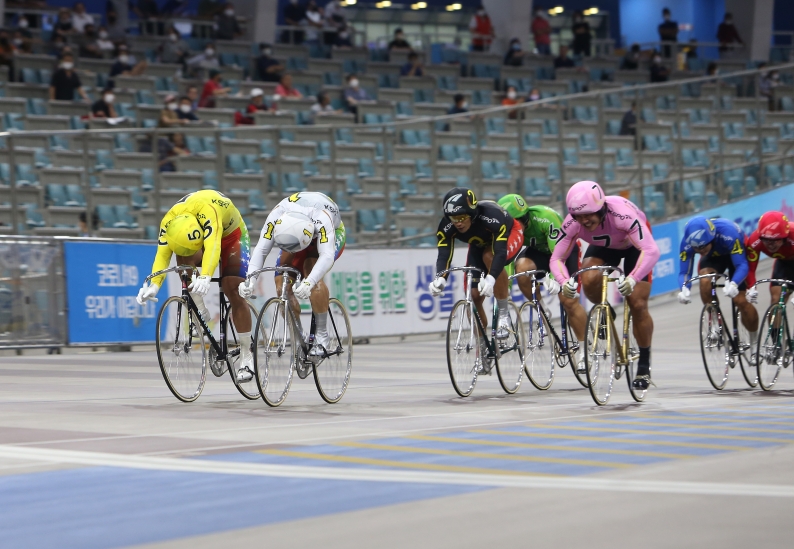 지난 6월 열린 왕중왕전 결승전에서 1번 임채빈(흰색 유니폼)과 5번 정종진(노란색 유니폼)이 치열한 경합을 벌이며 결승선을 향해 질주하고 있다. (사진=국민체육진흥공단)