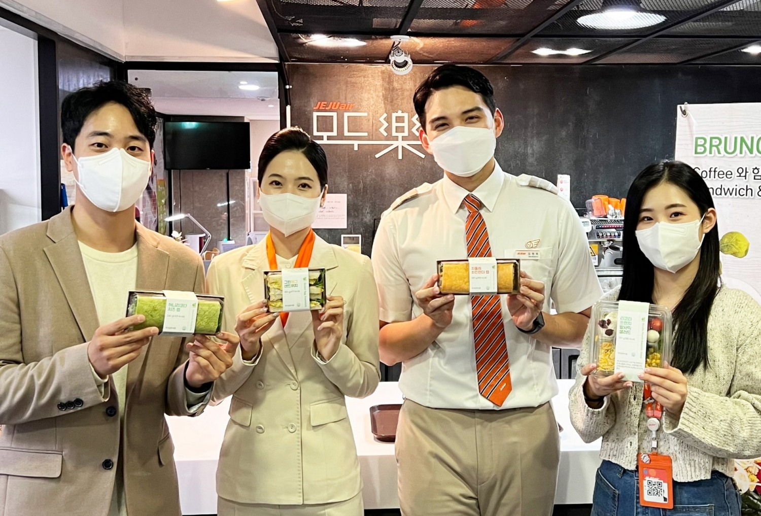 제주항공이 운영중인 자회사형 장애인 표준사업장 ‘모두락(樂)’에서 임직원들이 최근 출시된 건강 간편식 신메뉴를 선보이고 있다.(사진=제주항공)