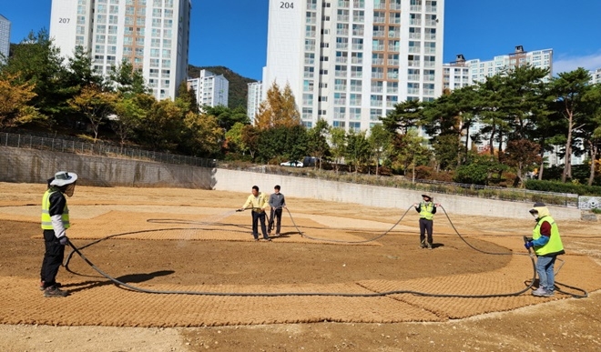 정관읍은 모전리 769번지 일원에 녹화조성사업을 진행중이다. 지난 25일 산책로 구간에 유채씨 파종을 마치고 살수차 호스를 이용해 물을 공급하는 모습.(사진제공=부산 기장군)