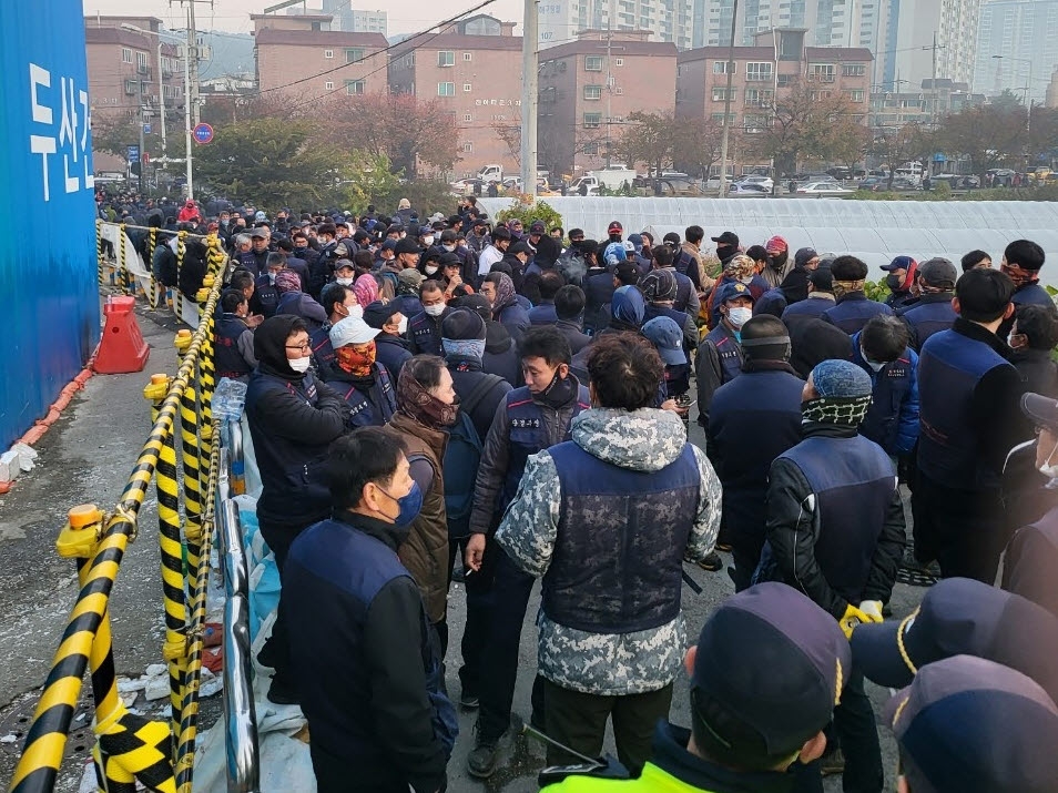 안산시 상록구 건건동 인정프린스 재건축아파트 건설현장에 집결한 민노총건설산업 조합원