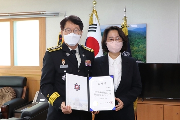 김한효 소방서장이 안영언씨에게 응급의료활동 유공시민 표창장을 수여하고 기념촬영.(사진제공=부산소방재난본부)