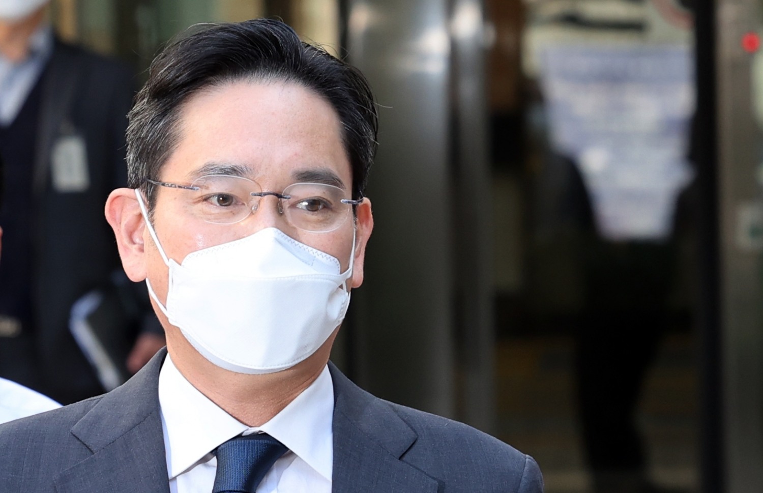 이재용 삼성전자 회장이 27일 점심식사를 위해 서울중앙지법을 나서고 있다. 사진=연합뉴스