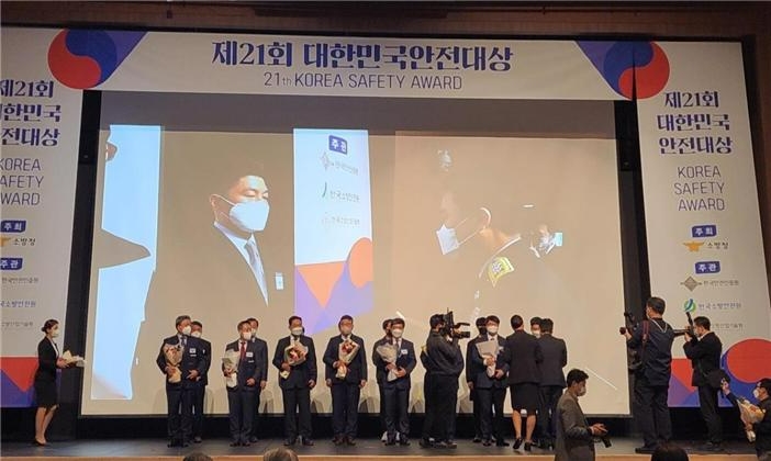 한국부동산원(왼쪽 다섯번째 마정호 실장)이 '우수기업상' 수상 후 사진촬영을 하고 있다.(사진=한국부동산원)