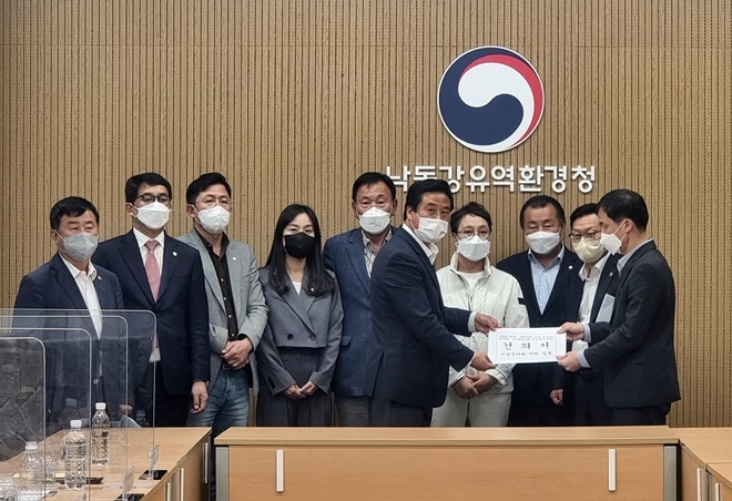 소각용량 5배 증설 결사반대 하는 입장을 담은 건의서를 전달하고 있다.(사진제공=부산 기장군)