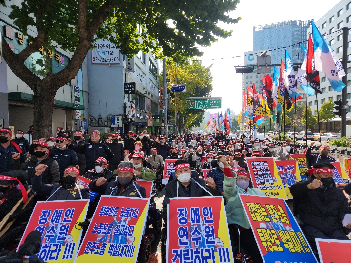 민주노총본부 앞 도로(3,4차선)에서 조합원 등 1,200여명이 참여해 민주노총건설노조에 의해 생존권을 박탈당했다고 주장하며 규탄대회를 가wlrh dlTek.