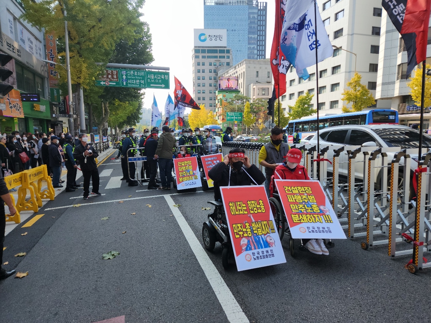 문화일보 앞에서 경향신문본사 방향 3.4차선 약 150m가량이 통제된 가운데 휠체어를 탄 장애인들이 시위를 위해 이동하고 있다.