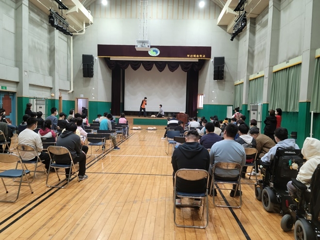 10월 28일 부산 서구 송도 혜송학교 학생들을 대상으로 소방안전 및 응급처지 교육 모습.(사진제공=부산소방재난본부)