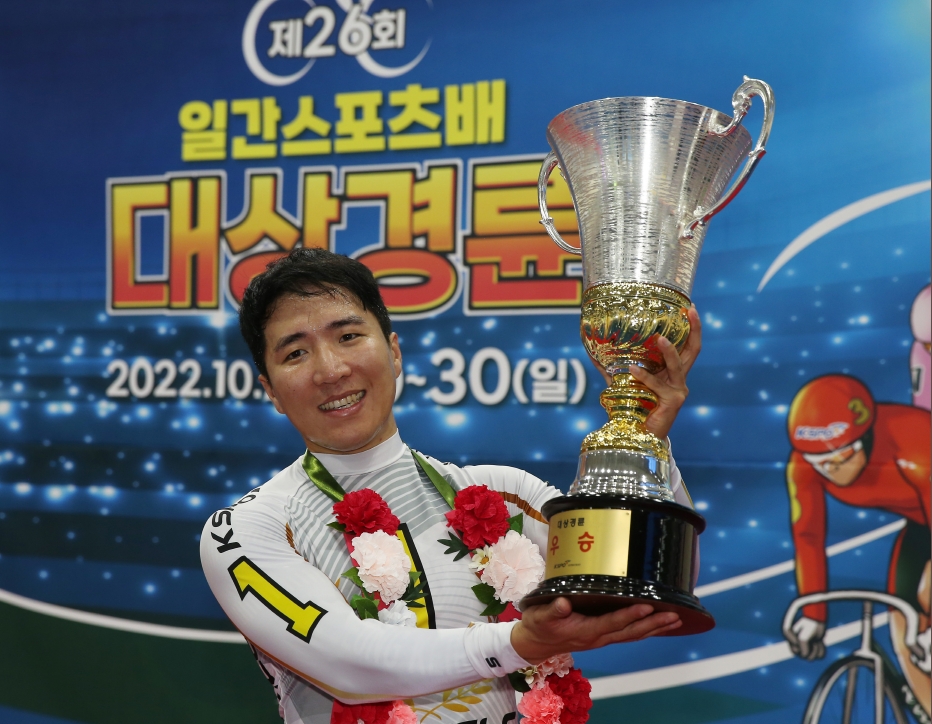 광명스피돔에서 열린 일간스포츠배 대상경륜 시상식에서 임채빈 선수가 우승트로피를 들고 기뻐하고 있다. (사진=국민체육진흥공단)