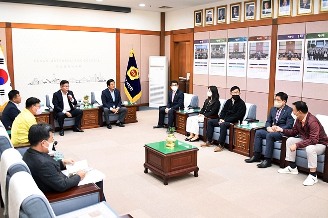 부산기장군의회 의원들이 10월 31일 부산시의회를 방문해 안성민 시의회 의장과 면담을 진행하며 기장군의 주요 현안 사업들에 대한 시의회 차원의 협조를 요청하고 있다.(사진제공=부산기장군의회)