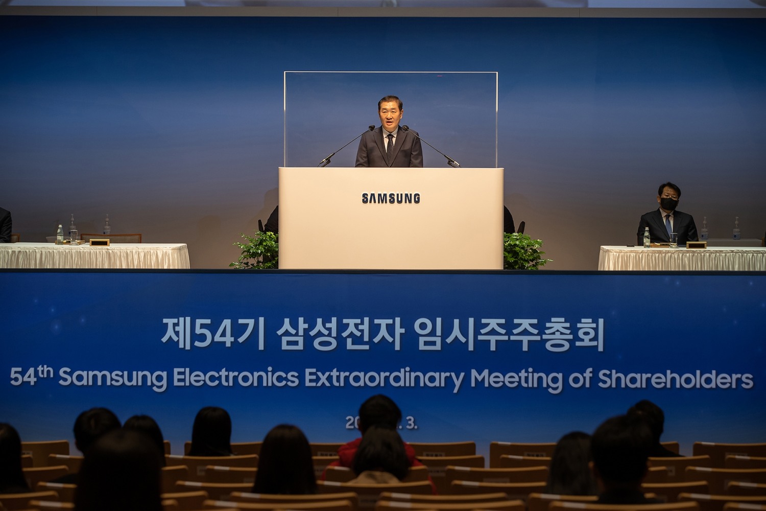 삼성전자가 3일 경기도 용인시 삼성전자 인재개발원 서천연수원에서 개최한 '제54기 임시 주주총회'에서 한종희 대표이사 부회장이 인사말을 하고 있다. 사진=삼성전자