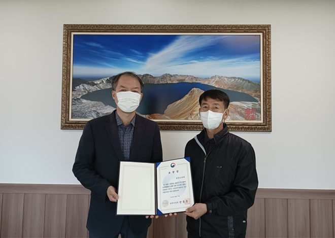 신촌정보통신학교 교장과 교무과장이 법무부장관 표창을 들고 표창을 기념하고 있다.(사진제공=춘천소년원)