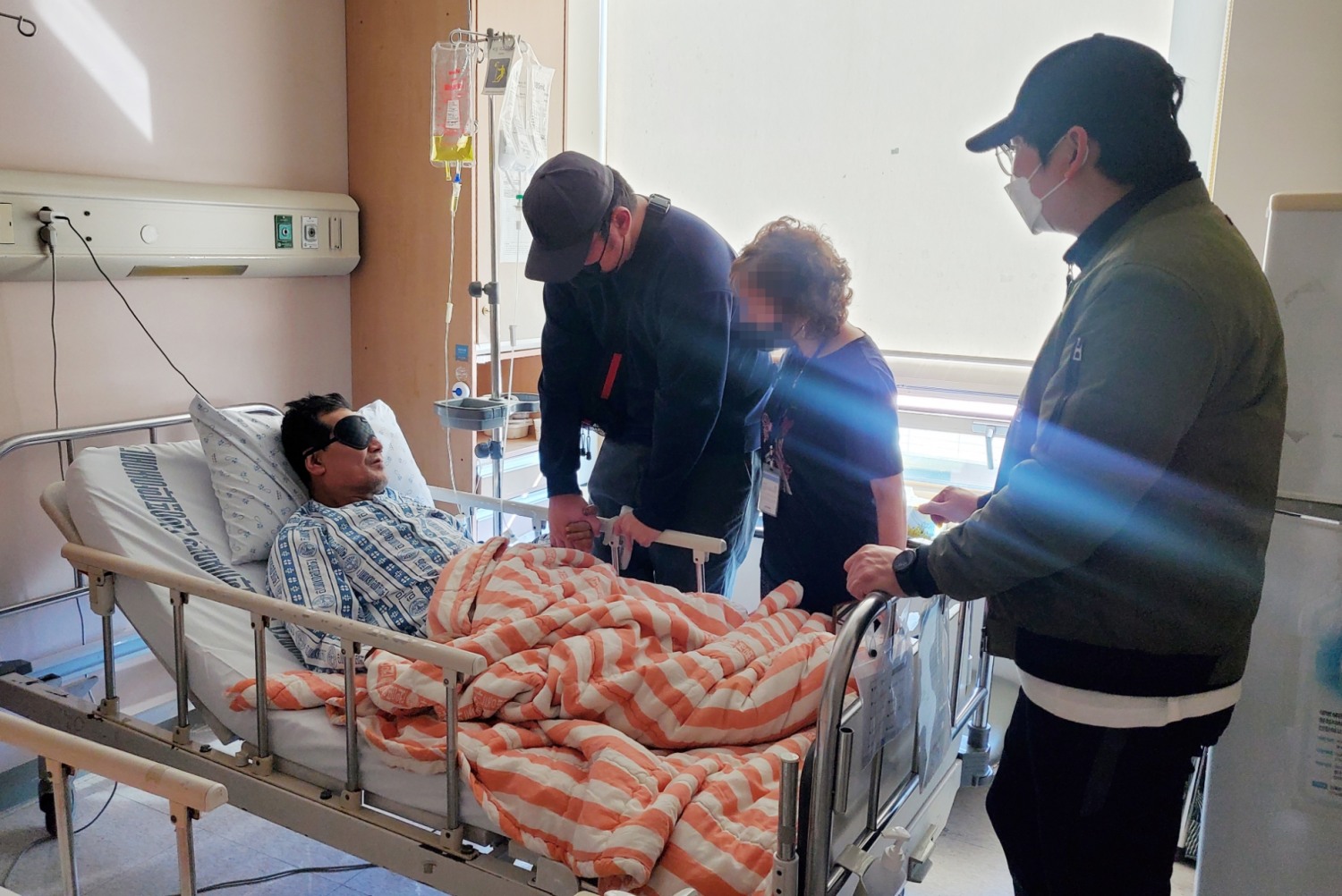 경북 봉화군의 한 광산에서 열흘간 고립됐다 구조된 작업반장 박모씨가 5일 경북 안동시 안동병원에서 가족을 만나고 있다. 구조된 이들의 건강상태는 양호한 것으로 알려졌으며 주치의는 "수일 내 퇴원까지 할 수 있을 걸로 예상한다"고 밝혔다. 사진=연합뉴스