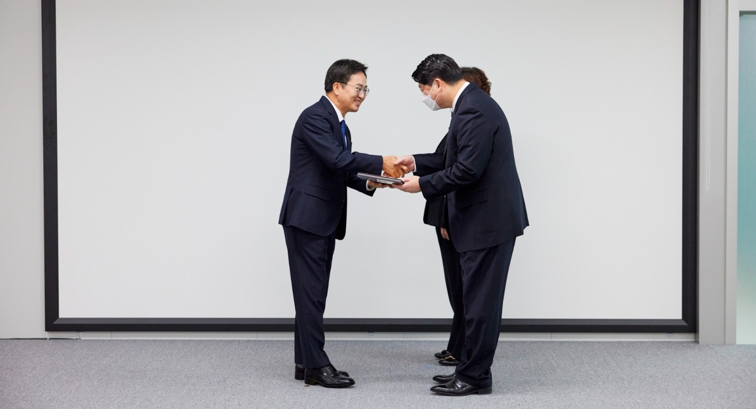 이한규 행정2부지사에게 공로패를 전달하는 김동연 지사