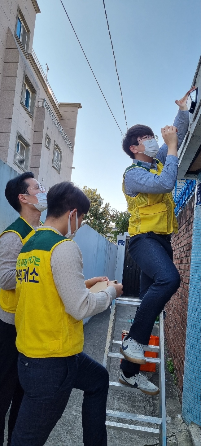 한국전력거래소(이사장 정동희)는 지난 10일, 지역의 취약계층을 돕기 위해 태양광 센서등 설치 사업을 진행했다. (사진=한국전력거래소)