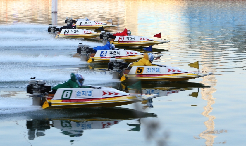 미사리경정장에서 선수들이 경주를 출발하고 있다. (사진=국민체육진흥공단)
