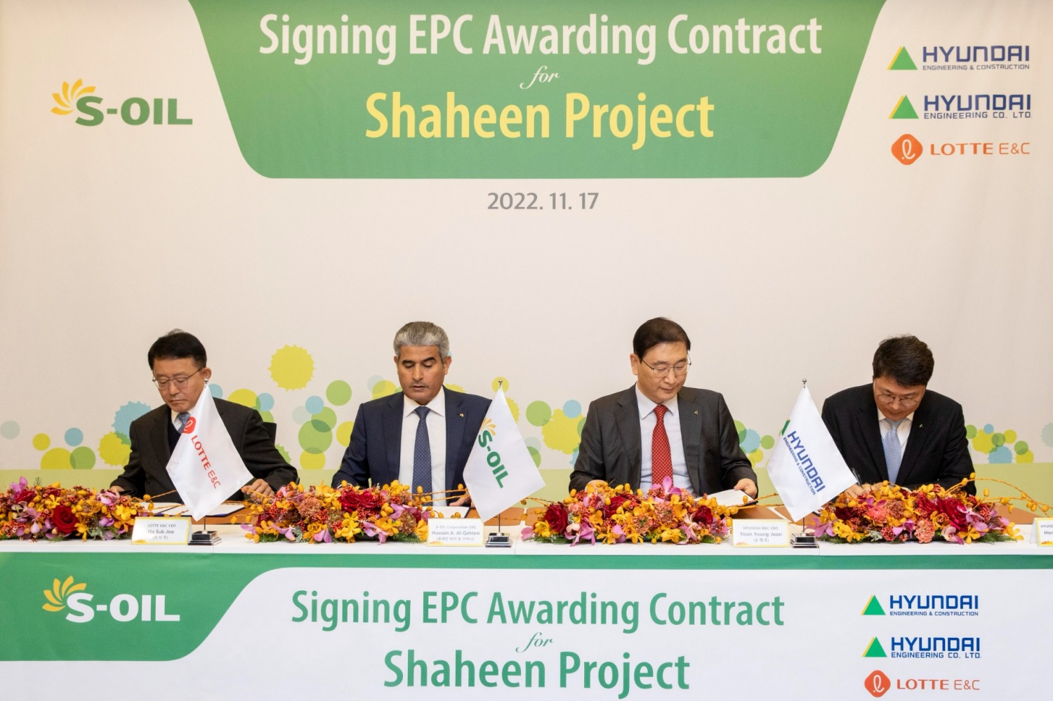 에쓰오일 샤힌 프로젝트 계약 체결식에 참석한 현대건설 윤영준 대표이사(오른쪽 두 번째), 현대엔지니어링 홍현성 대표이사(맨오른쪽), 에쓰오일 후세인 알 카타니 (Mr. hussain Al-Qahtan) 대표이사(왼쪽 두 번째), 롯데건설 하석주 대표이사(맨오른쪽)가 계약서에 서명을 하고 있는 모습.(사진=현대건설)