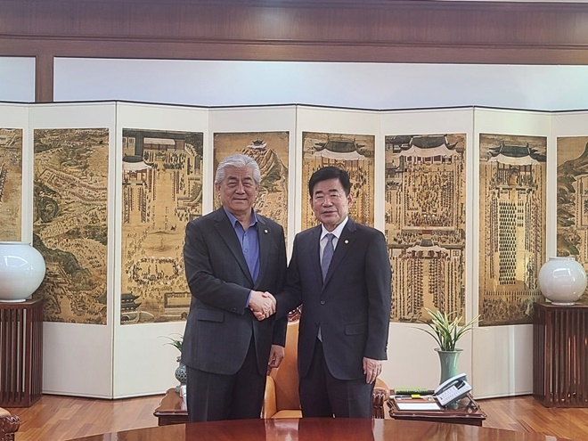 이상헌 의원이 김진표 의장을 만나 악수를 나누고 있다.(사진제공=이상헌의원실)