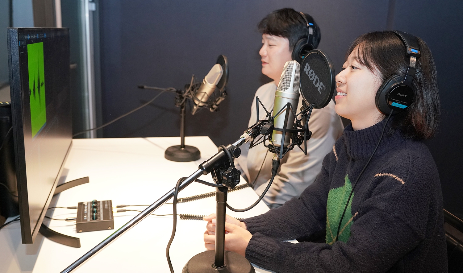 롯데건설 주니어보드가 오디오북 제작을 위해 녹음을 하고 있다.(사진=롯데건설)