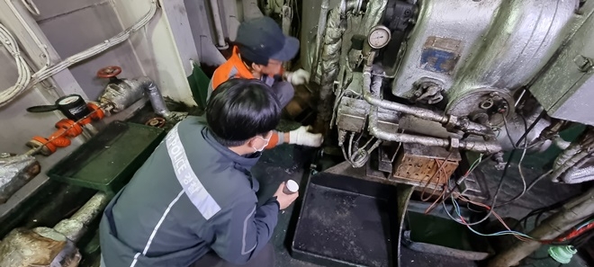 선박 연료유 시료 채취 모습.(사진제공=부산해양경찰서)