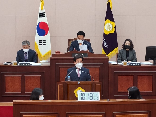 정종복 기장군수가 12월 1일 기장군의회에서 시정연설을 하고 있다.(사진제공=부산 기장군)