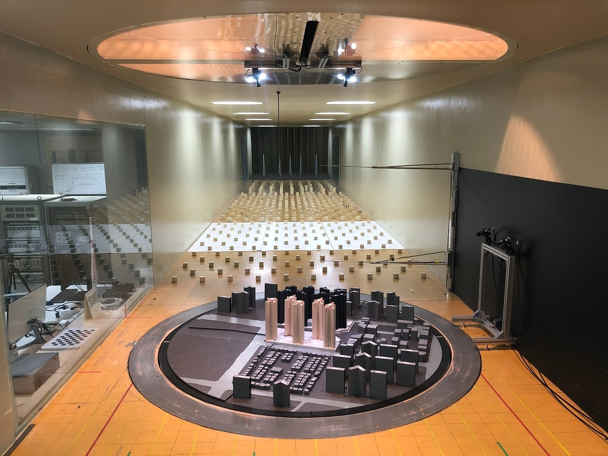 대우건설 기술연구원 풍동실험동내 설치된 영상기반 구조물 변위계측시스템.(사진=대우건설)