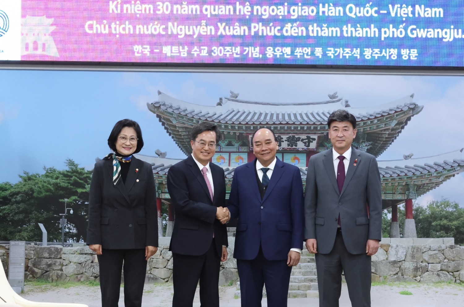 김동연 지사가 국빈 방한 중인 응우옌 쑤언 푹 베트남 국가주석을 만나 경기도와 베트남 간 교류 협력 활성화 방안을 논의했다.