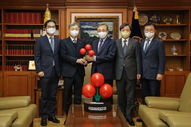 (왼쪽 두 번째 사랑의열매 조흥식 회장, 세 번째 유남석 헌법재판소장).(사진제공=사랑의열매)