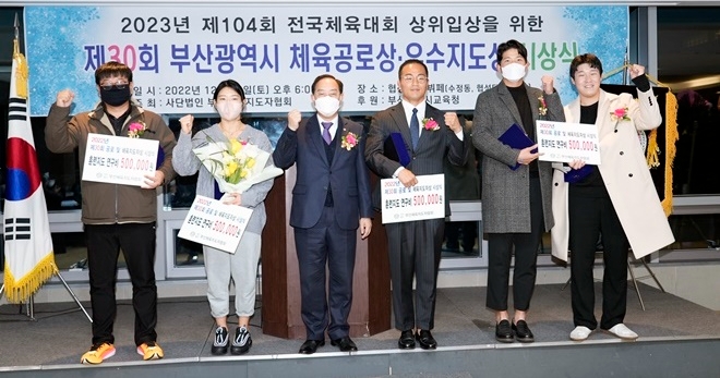 (사진왼쪽 세번째 하윤수 부산교육감). (사진제공=부산교육청)