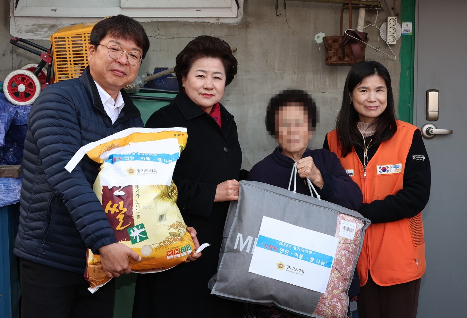 남경순 부의장이 홀몸 어르신 가구를 방문해 생필품을 전달하고 있다.