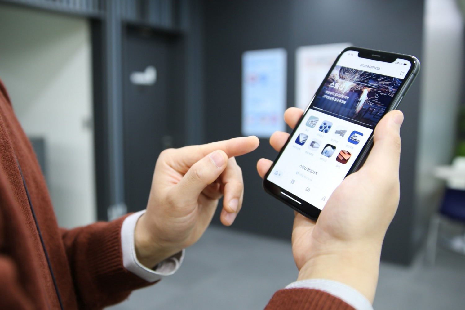 스틸샵 모바일 앱을 사용하는 모습.(사진=동국제강)