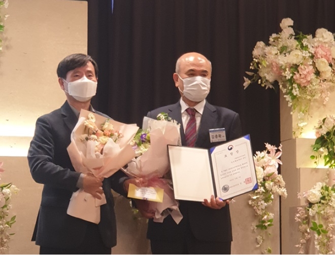 김중학 변호사(사진우측)가 여성가족부장관 표창을 받고 기념촬영.(사진제공=부산시청소년상담복지센터)