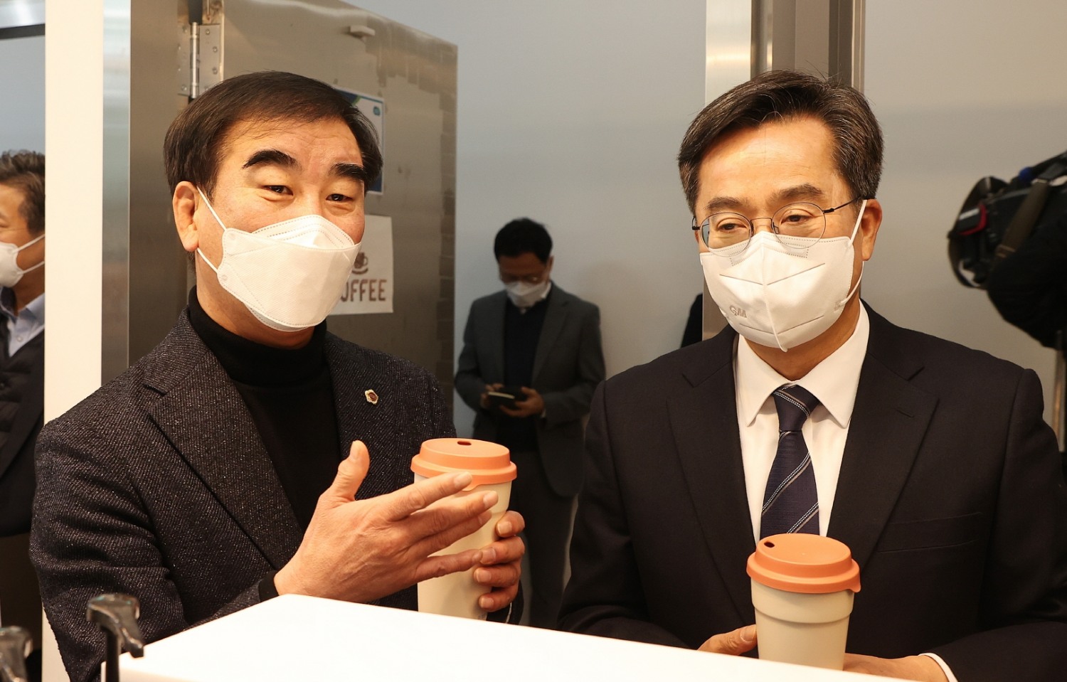 다회용컵에 음료를 수령하고 있는 염종현 의장