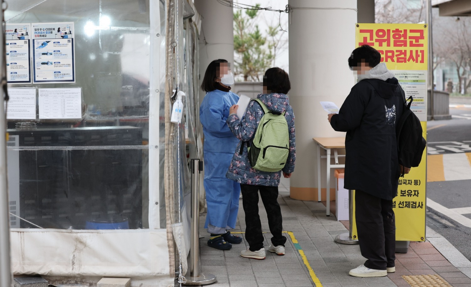 지난 13일 오후 서울 마포구보건소 코로나19 선별진료소에서 검사를 받으려는 시민들이 대기하고 있다.(사진=연합뉴스)