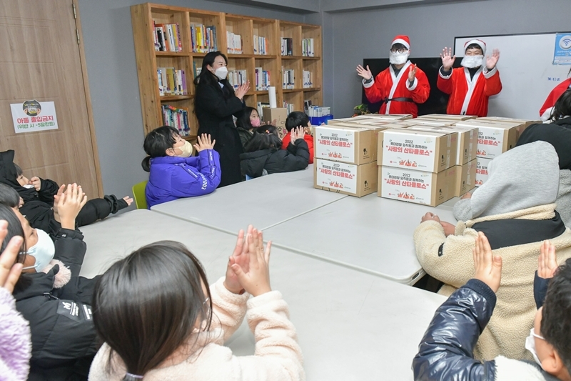 롯데렌탈 샤롯데봉사단은 16일 지역아동센터를 방문해 임직원들이 직접 만든 크리스마스 선물 키트를 전달하고 있다.(사진=롯데렌탈)
