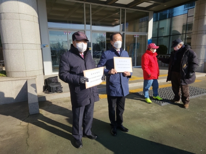 인천범시민단체연합 성중경 대표(좌쯕)와 인천대표 올바른교육사랑실천운동본부 가용섭 상임대표가 ‘남동구 가족지원센터’의 부정 선정 의혹에 대한 감사를 촉구하는 기자회견에 참석하고 있다.