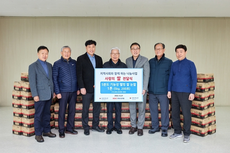 (왼쪽에서 세 번째) 송도호 서울특별시의회 의원, (왼쪽에서 네 번째)배정웅 대한노인회 관악구지회장, (왼쪽에서 다섯 번째) 신왕섭 HDC현대산업개발 상무.(사진=HDC현대산업개발)