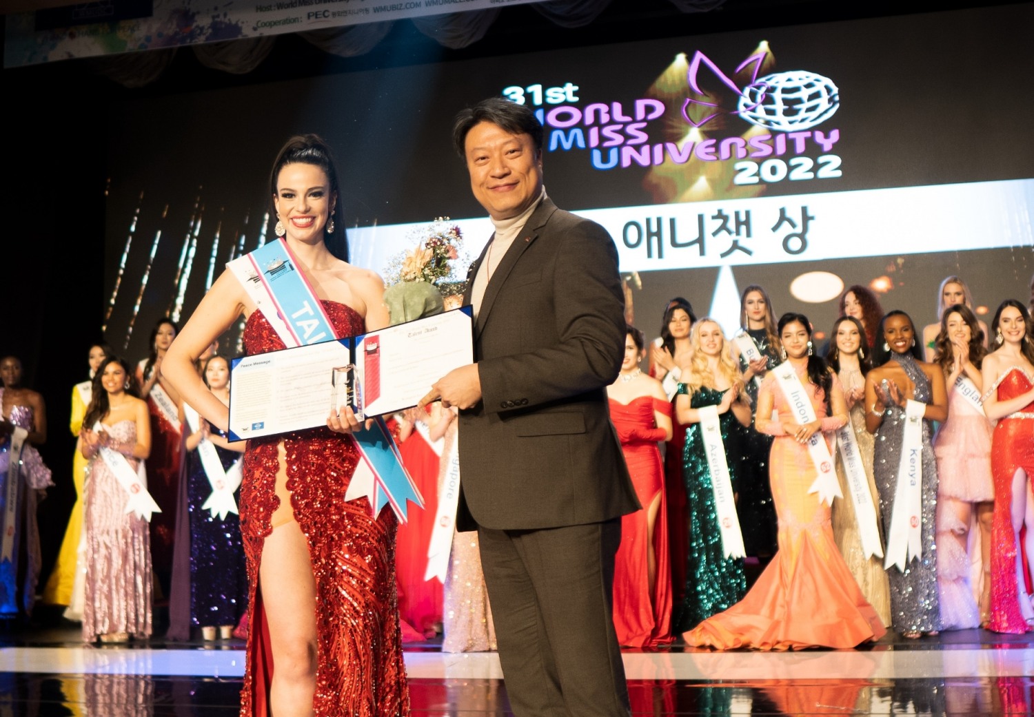 ‘애니챗상’ 시상 및 수상 기념사진 전경. 캐나다 대표 도미니크 두셋(왼쪽), ㈜애니챗 대표이사 이승진(오른쪽). (사진= 애니챗)