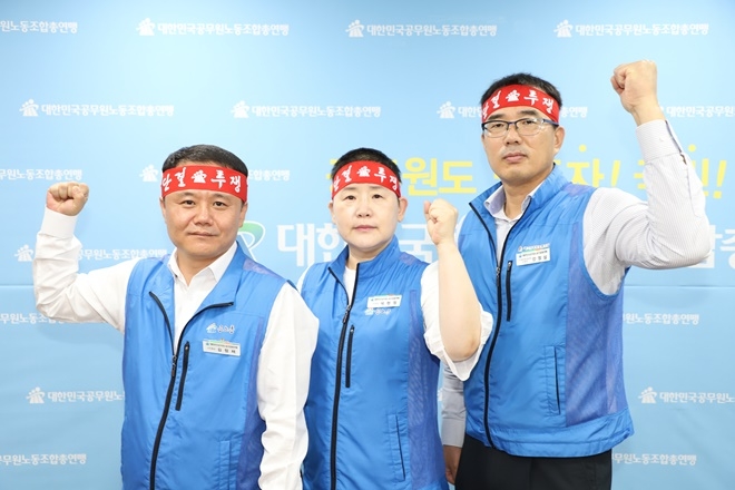 공노총 제6대 위원장·수석부위원장·사무총장 당선자들. 좌측부터 김정채 사무총장, 석현정 위원장, 안정섭 수석부위원장.(사진제공=공노총)