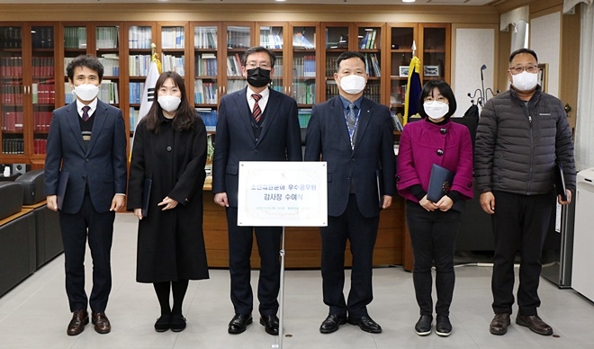 한영표 부산가정법원장(사진왼쪽 세번재)이 보호재판 과련 외부 공무원들에게 감사장을 수여하고 기념촬영을 하고 있다.(사진제공=부산가정법원)