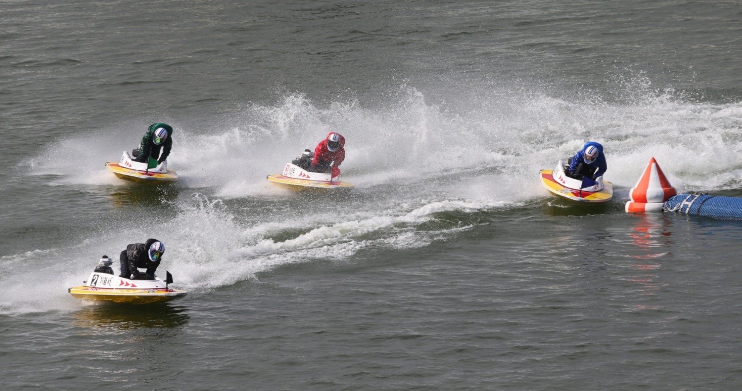 경주에 출전한 선수들이 전법을 구사하며 턴마크를 돌고 있다. (사진=국민체육진흥공단)
