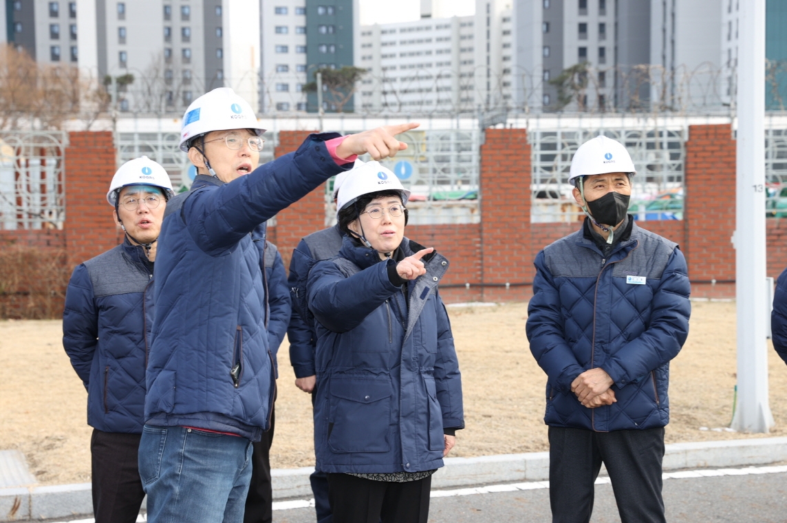 한국가스공사는 자연재해 및 비상상황에서 신속한 초기 대응으로 골든타임을 확보하고자 전사적 재난 대응체계와 주말 및 휴무일 안전 컨트롤타워를 재정비한다_대전충청지역본부 현장점검을 하고 있는 최연혜(가운데) 가스공사 사장. (사진=한국가스공사)